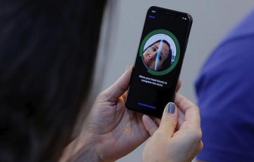 iPhone X начал причинять владельцам боль