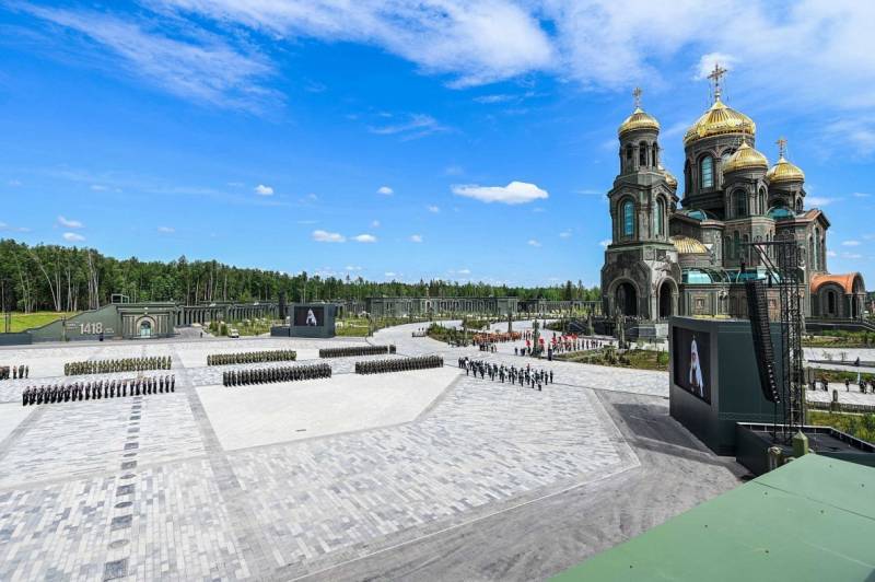 Мы памятник себе воздвигли рукотворный… Мы памятник себе воздвигли рукотворный… рублей, будет, миллиардов, миллиарда, просто, Алабино, храма, Минобороны, только, очень, более, храмовой, миллионов, совсем, денег, чтобы, Шойгу, народа, Матвиенко, Прокл