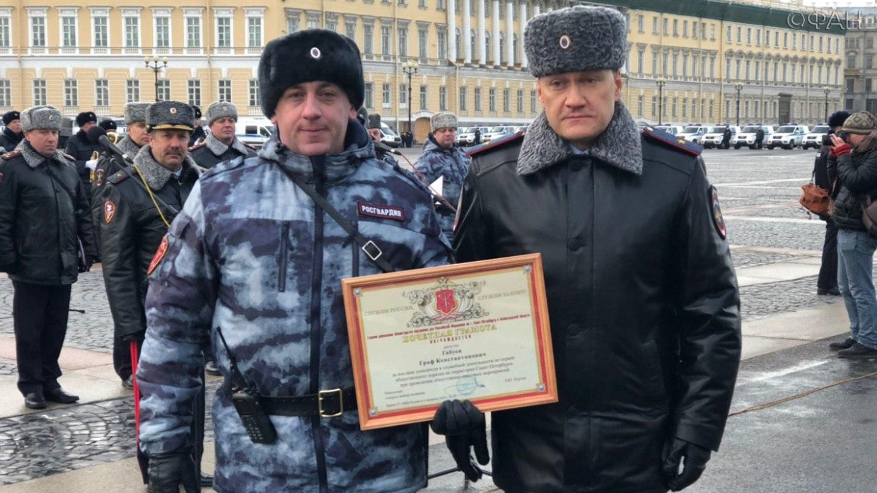 Строевой смотр подразделений правопорядка прошел на Дворцовой площади в Петербурге