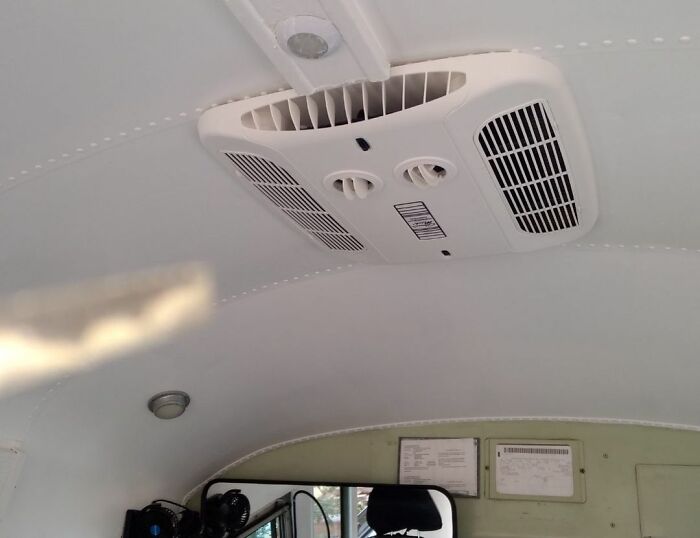 В автобусе установили кондиционер, который спасет и от жары, и от морозов (Adelita). | Фото: nevsedoma.com.ua.