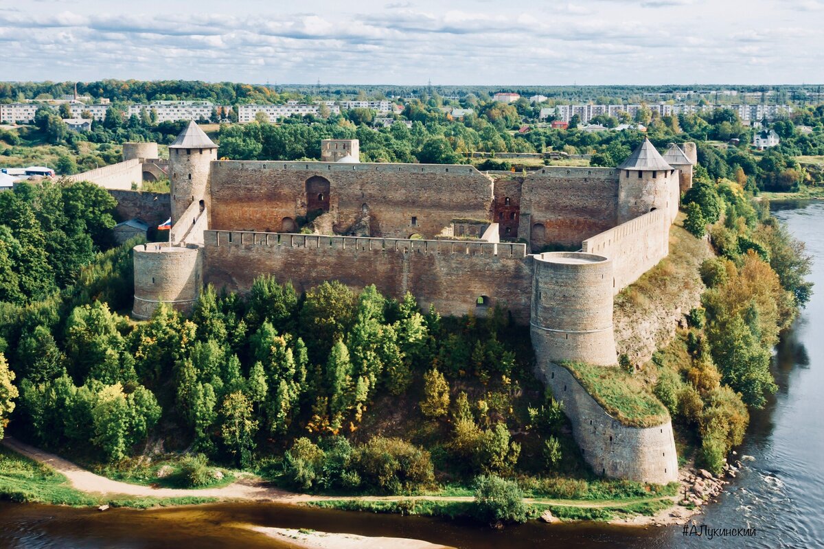 Крепость Ивангород, построенный в 1500 году  на Нарве был противовесом замка Хермансбург Ливонского Ордена на другом берегу. Два бастиона европейского образца  защищали границу и стояли напротив друг друга