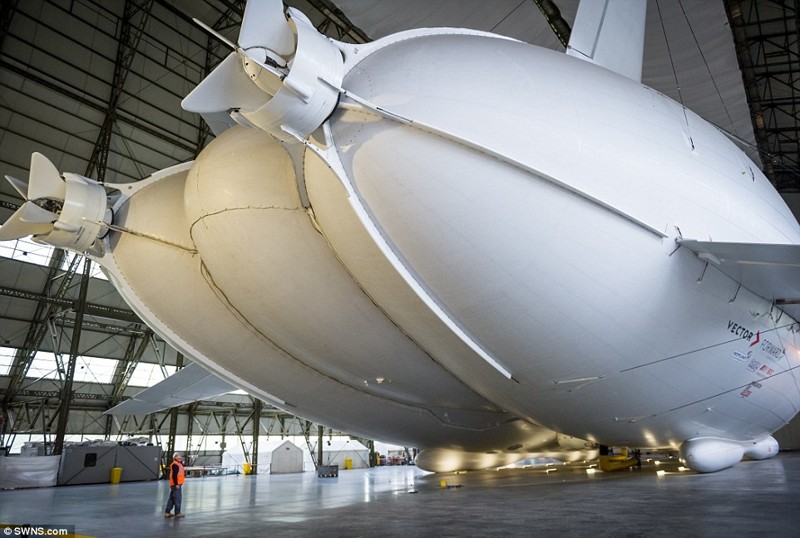 Самое крупное воздушное судно в мире впервые выведено из ангара