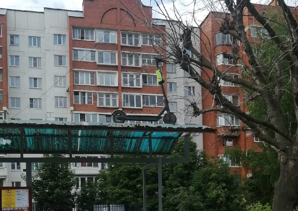На крыше рязанской остановки припарковали электросамокат