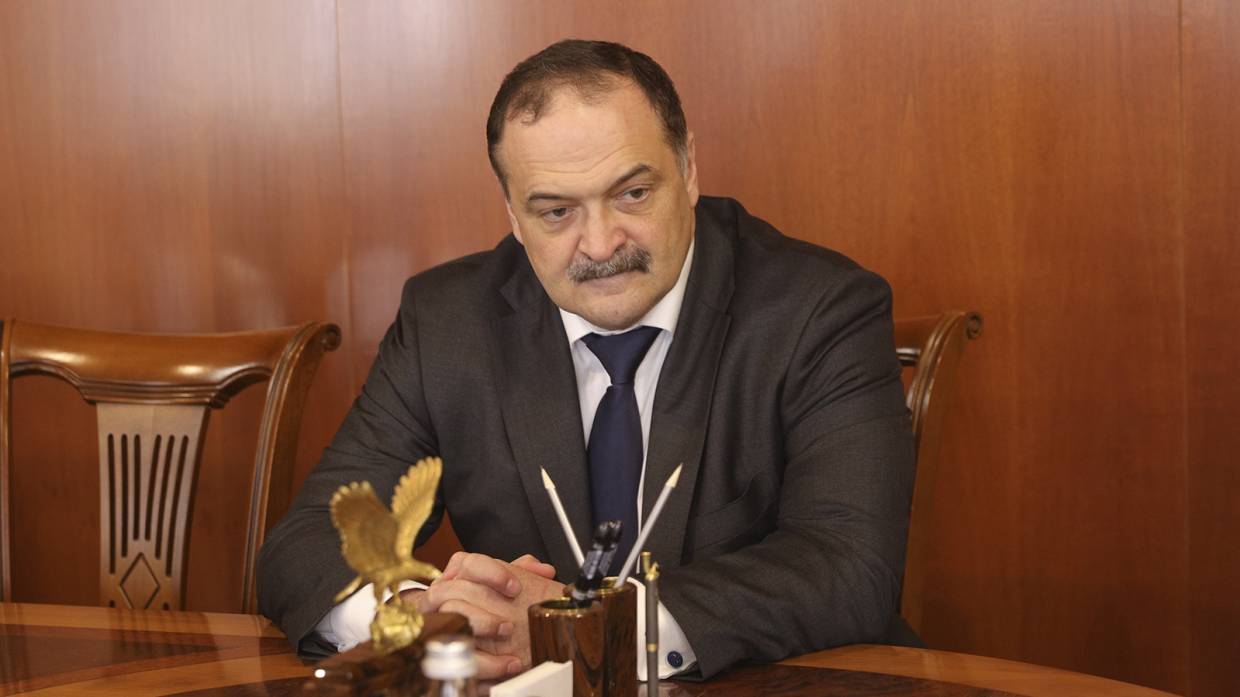 Политолог Уразаев заявил, что главу Дагестана окружают «сомнительные кадры»