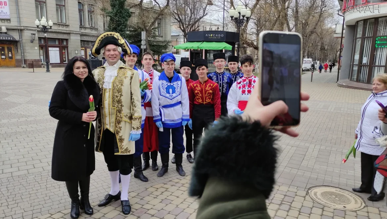 В Крыму показали, как женщин в Симферополе поздравляли с 8 Марта на украинском языке