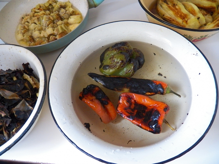 Рагу и икра из запеченных баклажанов и перцев с томатной пастой овощные блюда
