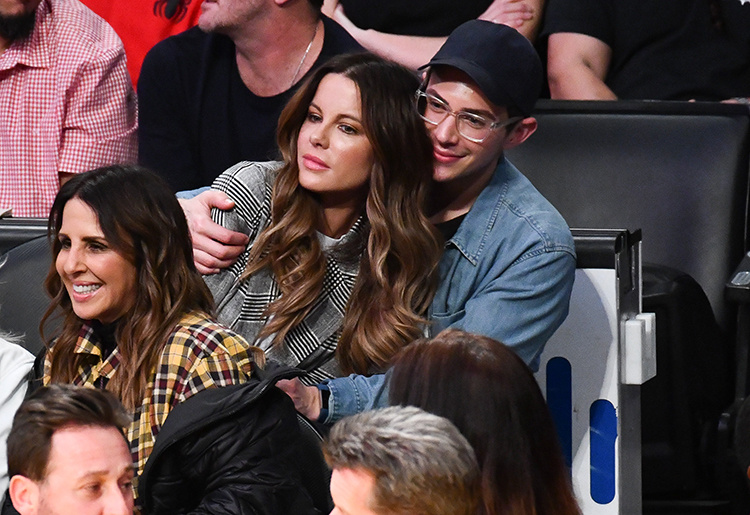 Кейт Бекинсейл подтвердила роман с 25-летним экс-бойфрендом Арианы Гранде Кейт Бекинсейл подтвердила роман с 25-летним экс-бойфрендом Арианы Гранде Звезды / Звездные пары