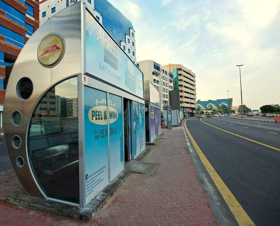 Фото автобусной остановки в Дубае.