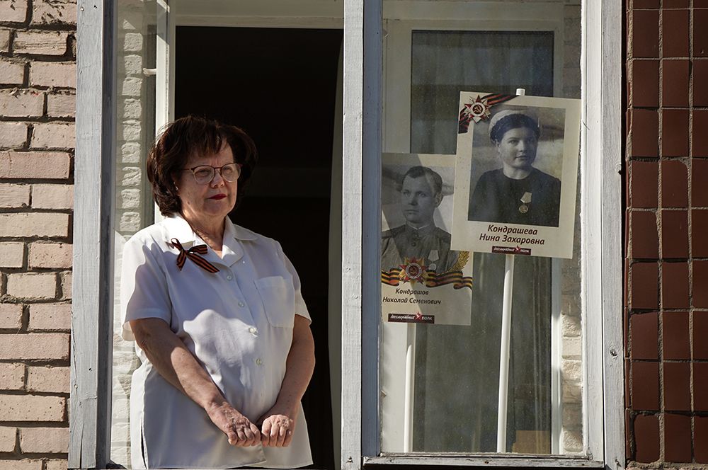 Женщина выставила в окне своего дома в Сестрорецке портреты своих родных — ветеранов Великой Отечественной войны. В режиме самоизоляции, когда выйти на улицу с портретами ветеранов нельзя, люди вывешивают их на окнах в рамках Всероссийской акции «Окна Победы».