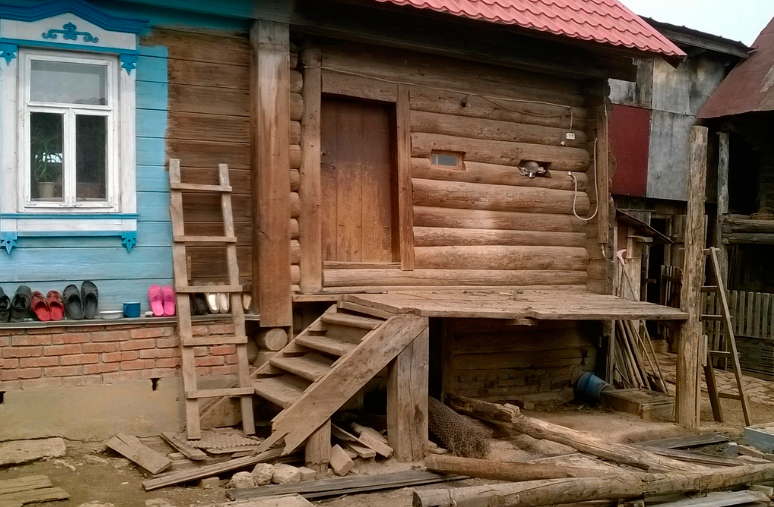 Сын воплотил в жизнь мечту матери: немного обновил дом и пристроил веранду.