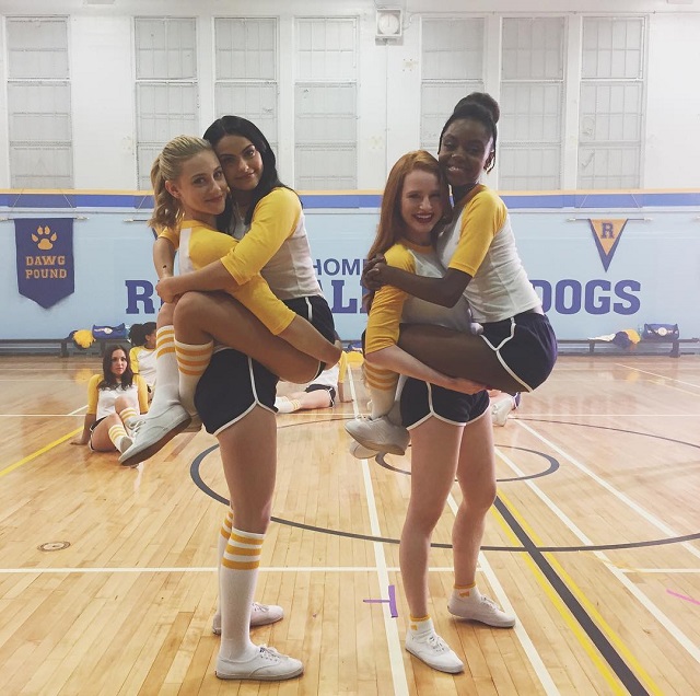 Забавные снимки со съемочных площадок знаменитых сериалов Забавные снимки со съемочных площадок знаменитых сериалов кино и тв,юмор и курьезы