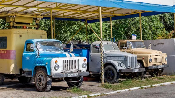 Директор автопарка раскрыл, чем отличались легендарные ГАЗ-53 и ГАЗ-52, и почему последних уже нет на дорогах