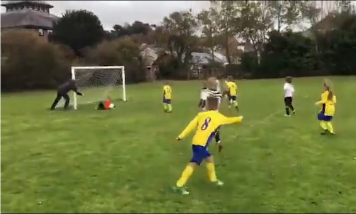 Отец отбил сыном гол, толкнув его в ворота