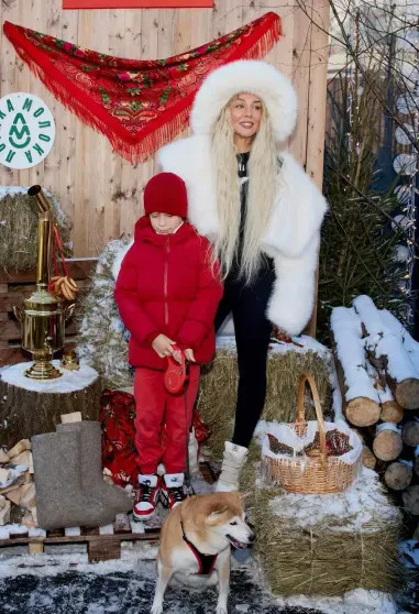 Анна Седокова с сыном, Тимур Родригез с Катей Кабак, Полина Аскери и Митя Фомин посетили светскую Масленицу в 