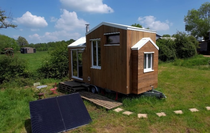 Солнечные панели, емкости для питьевой и грязной воды, биотуалет делают домик самодостаточным. | Фото: tinyhousetalk.com.