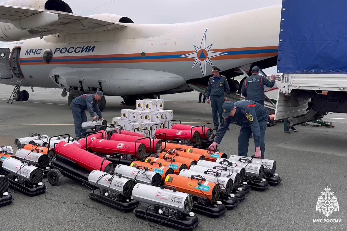 Самолет МЧС России прибыл из Владивостока в Якутск с 200 тепловыми пушками