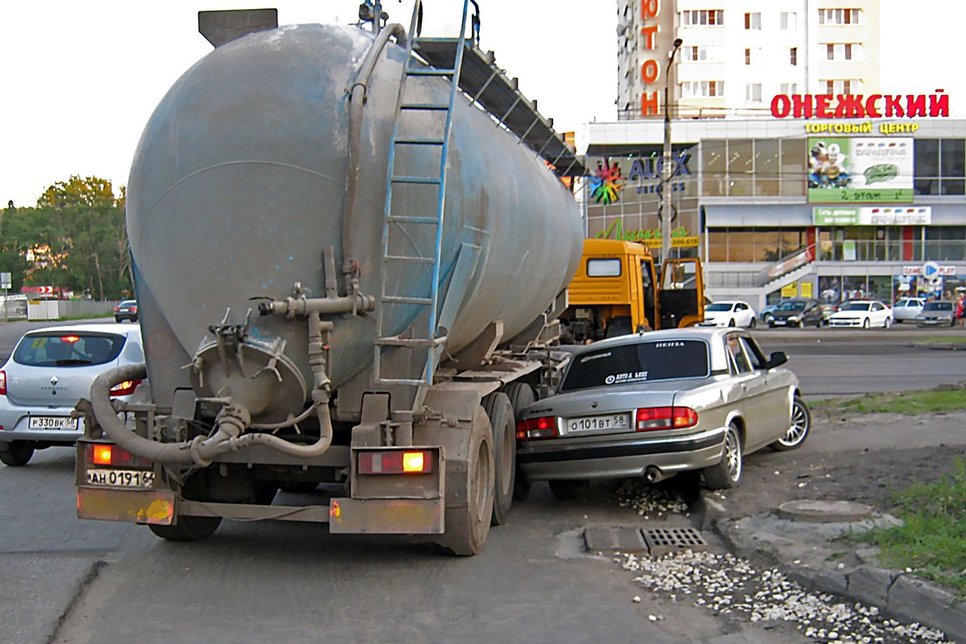 Никогда мы не будем братьями: почему водителям грузовых и легковых автомобилей трудно дружить? Никогда мы не будем братьями: почему водителям грузовых и легковых автомобилей трудно дружить? авто и мото,автоновости