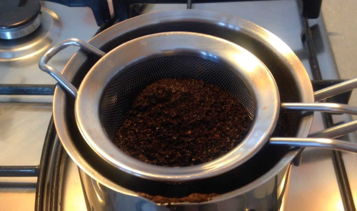 Мелющий кофе или мелящий кофе. Спитой кофе. Кофе на водяной бане. Натуральный кофе процеживают. Кофейная Гуща в быту.