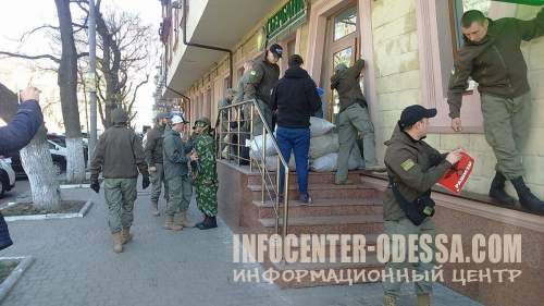 Украинские националисты заблокировали российские банки в Одессе