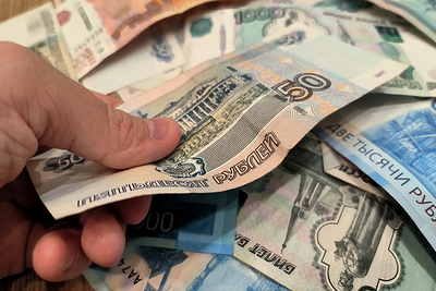 Житель Челябинской области украл у возлюбленной деньги и притворился богачом