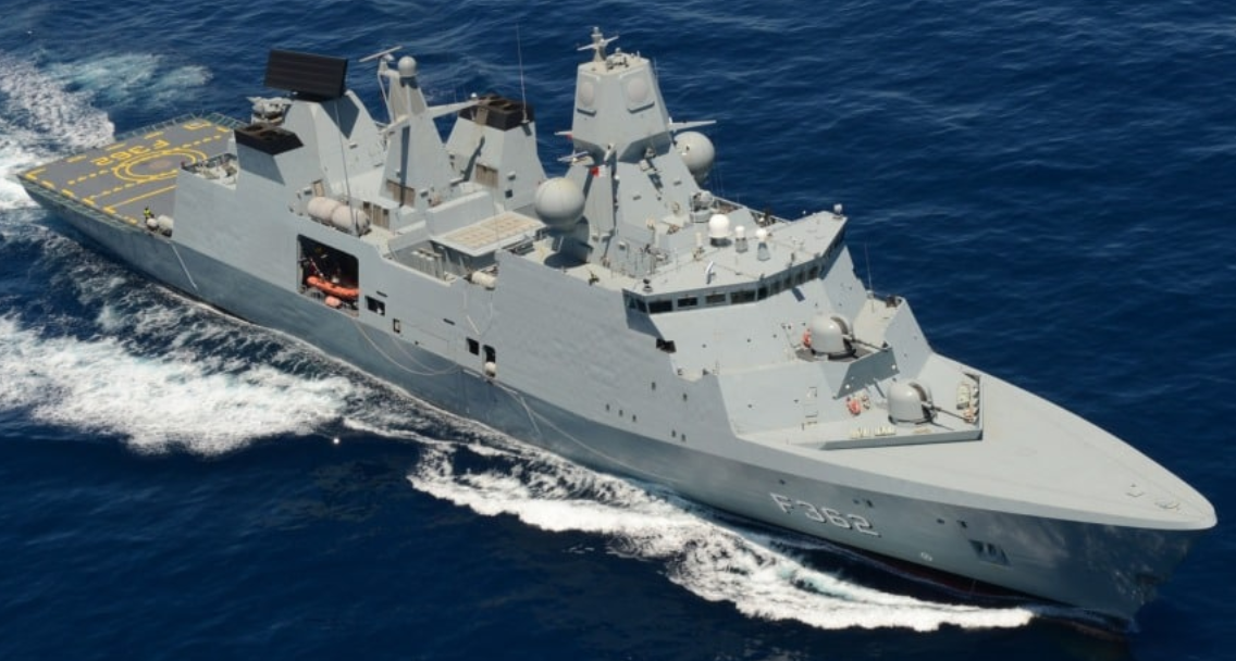 Датский фрегат УРО-ПРО тип "Iver Huitfeld"стал пятым кораблем НАТО, покинувшим зону боевых действий из-за поломки. Но тут, говорят, что хукситы всё же этому поспособствовали. Фото ВМС Дании