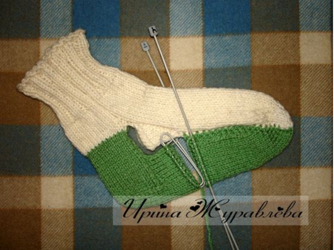 вязание носков на 2 спицах с укрепленной подошвой. носки поперечным вязанием. носки с подошвой женские вязаные. носки с отдельно вязаной подошвой. вязаные домашние тапочки.