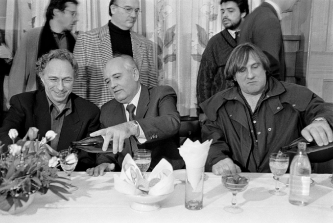 Эти интригующие фото являются символом России 90-х 