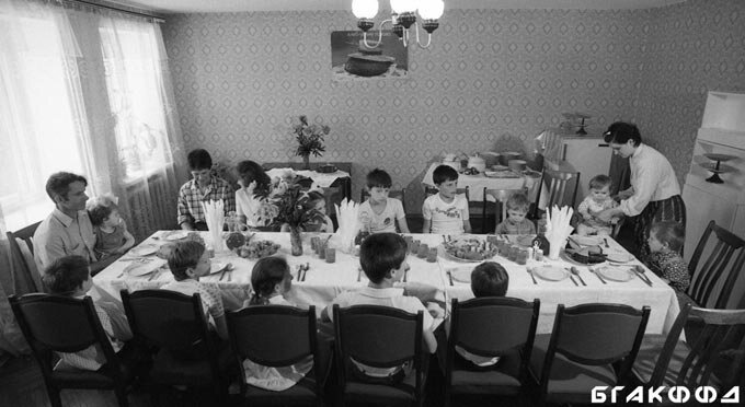 Во время обеда в многодетной семье Пригожих в г. Витебске 1986 г., Фототека БелОКС, Ю.Иванов