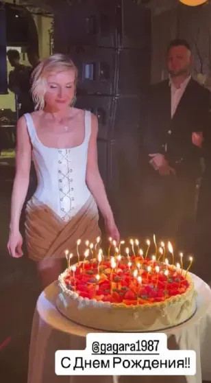 Платье с корсетом, Ксения Собчак, Пелагея, Сергей Лазарев и Николай Басков среди гостей: Полина Гагарина отметила 39-летие Гагарина, Полина, дочерью, Сергей, рождения, которым, Собчак, Полины, певиц, замужем, Лазарев, дважды, престижного, годуГагарина, профессионалов, Голоса, конкурса Singer аналог, вокального, азиатского, актёра