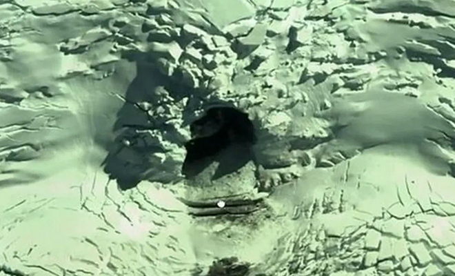В Антарктиде со спутника увидели военную базу. Следы показывают, что внутрь ледника на 3 километра уходят тоннели 