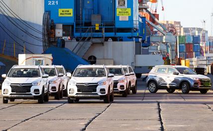 На фото: выгрузка китайских автомобилей в порту Владивостока