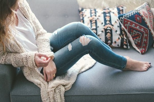 Девушка в свитере и джинсах