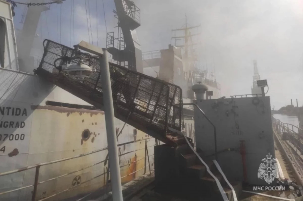 В Калининградской области загорелось судно во время ремонта в доке