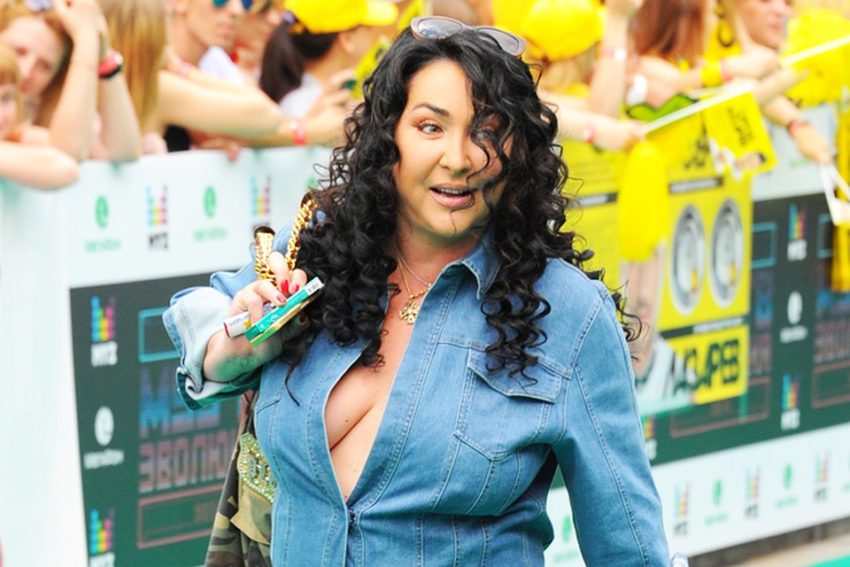 Словно йети — Лолита появилась на публике в волосатой юбке