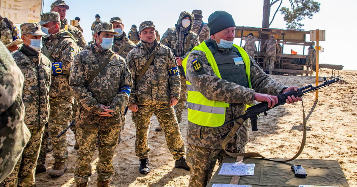 Так победим: Чиновники украли у военных миллионы, обмундирование и тушенку украина