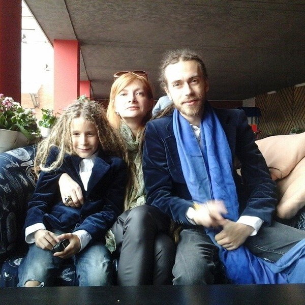 Бабушка покойного репера Децла Кирилла Толмацкого до сих пор не знает, что ее внук скоропостижно покинул этот мир Бабушка покойного репера Децла Кирилла Толмацкого до сих пор не знает, что ее внук скоропостижно покинул этот мир