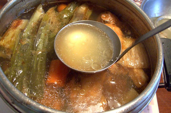 10 тонкостей приготовления мясного бульона: прозрачный, без пенки и подходит для любого супа