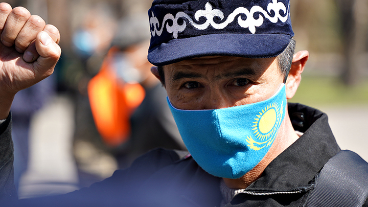 "Я МОЛЮСЬ О ТОМ, ЧТОБЫ ЭТО БЫЛО ОСТАНОВЛЕНО": ПОЧЕМУ РАЗЖИГАЮТ РУСОФОБИЮ В КАЗАХСТАНЕ