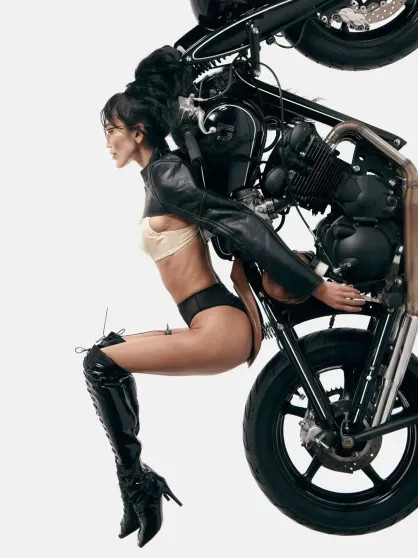 Жена Александра Цекало Дарина Эрвин снялась в нижнем белье на мотоцикле instagram (инстаграм),социальная сеть,александра цекало,г,Москва [1405113],дарина эрвин цекало