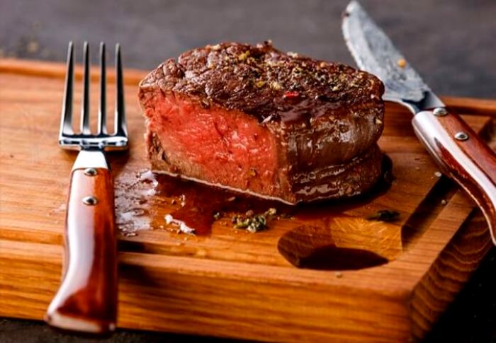 Крови в стейке на самом деле нет при любой прожарке. /Фото: t-bone.ua Крови в стейке на самом деле нет при любой прожарке. /Фото: t-bone.ua