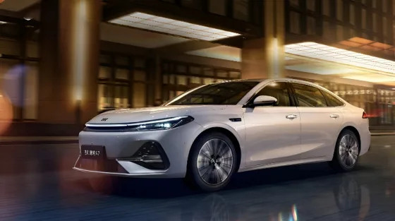 Замена Toyota Camry и Honda Accord с запасом хода более 2100 км, расходом 2 л на 100 км и ценой $14 000. Представлен новейший седан Geely Galaxy A7 EM-i