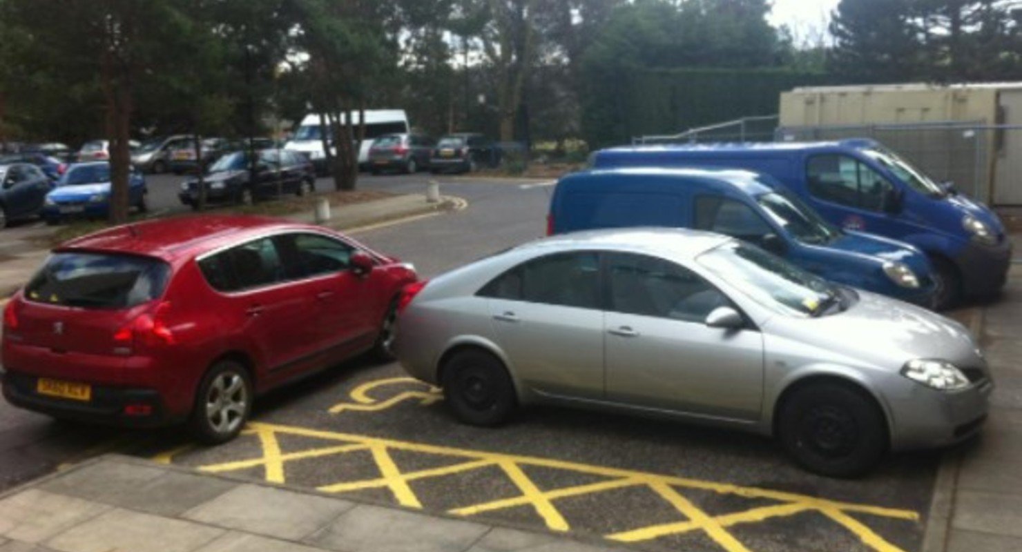 Что делать, если машину заблокировали во дворе