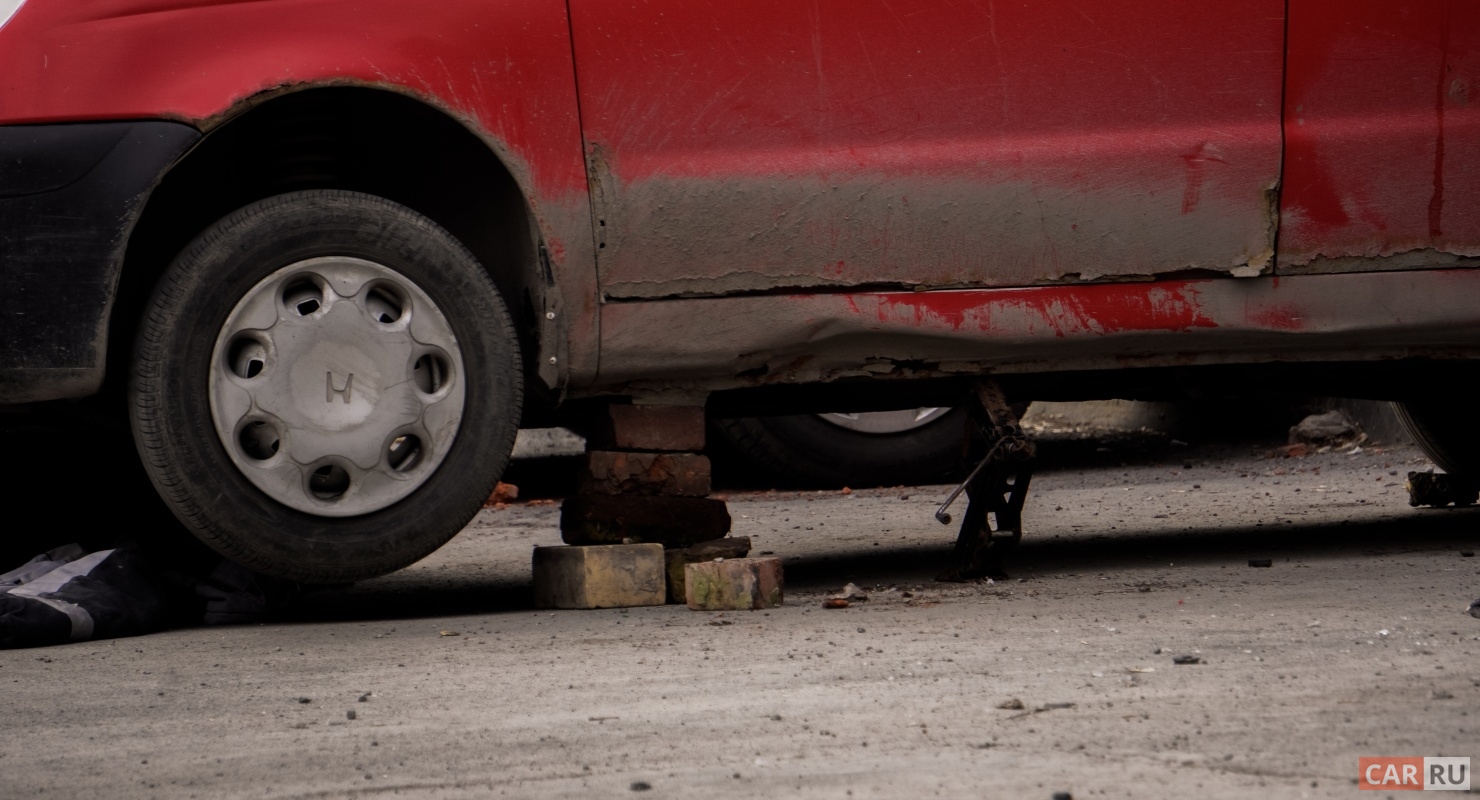 Как поменять колесо в автомобиле без домкрата?