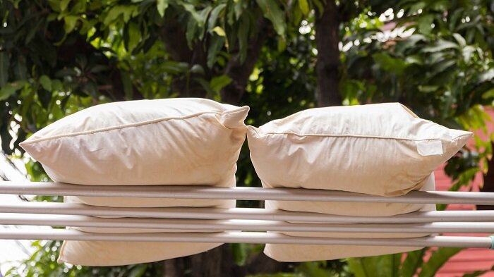 Как избавиться от желтых пятен на подушках: 4 эффективных способа лайфхаки,полезные советы,уборка
