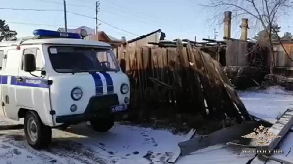 В Приангарье полицейские спасли из горящего дома детей и их родителей