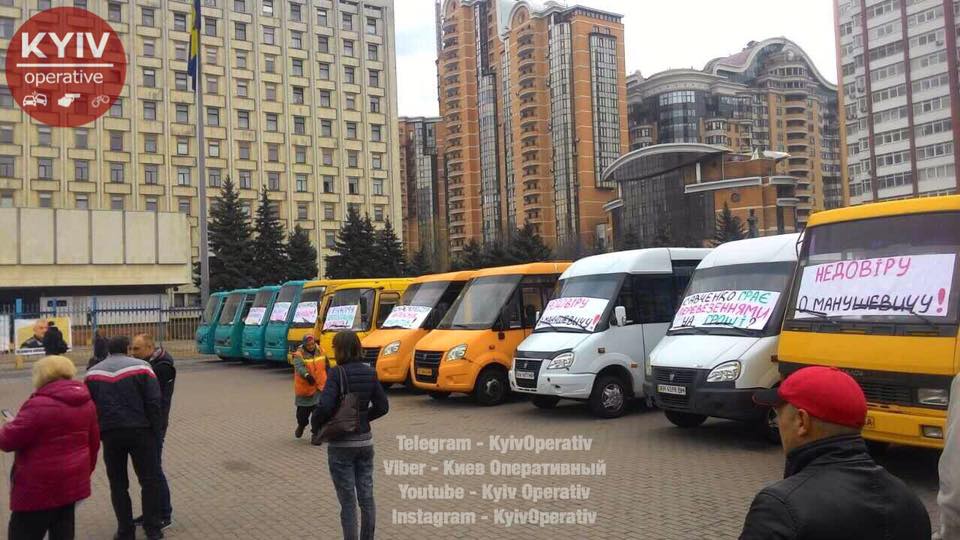Митинг в Киеве: демонстранты собираются поджечь автобус