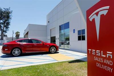 FILE PHOTO: A Tesla sales and service center is shown in Costa Mesa, California, U.S. June 28, 2018. REUTERS/Mike Blake/File Photo