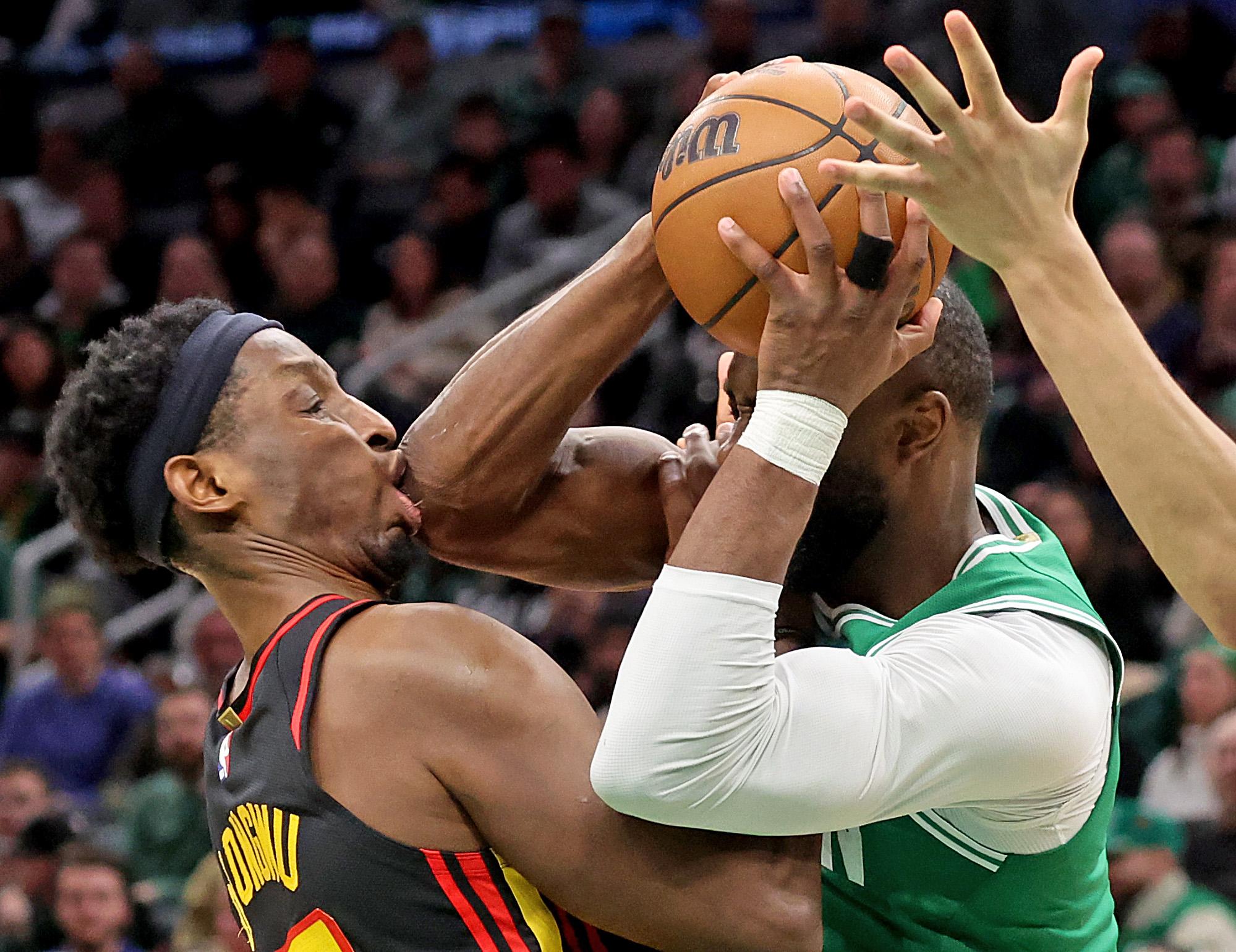 Удар локтем в баскетболе