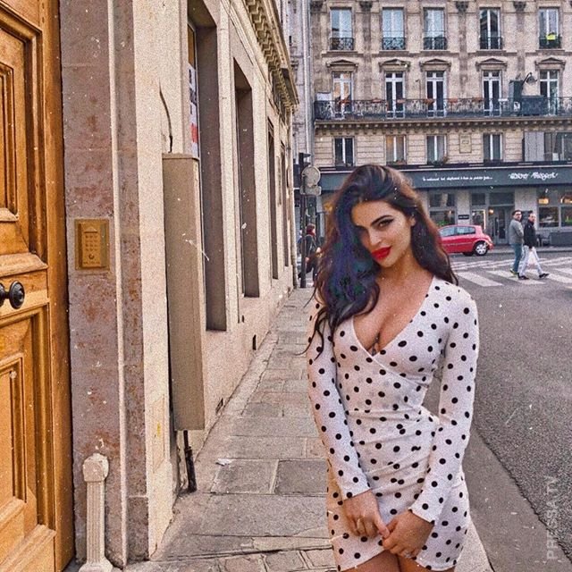 Австралийскую Instagram-модель не пустили в Лувр из-за вызывающего декольте лувр