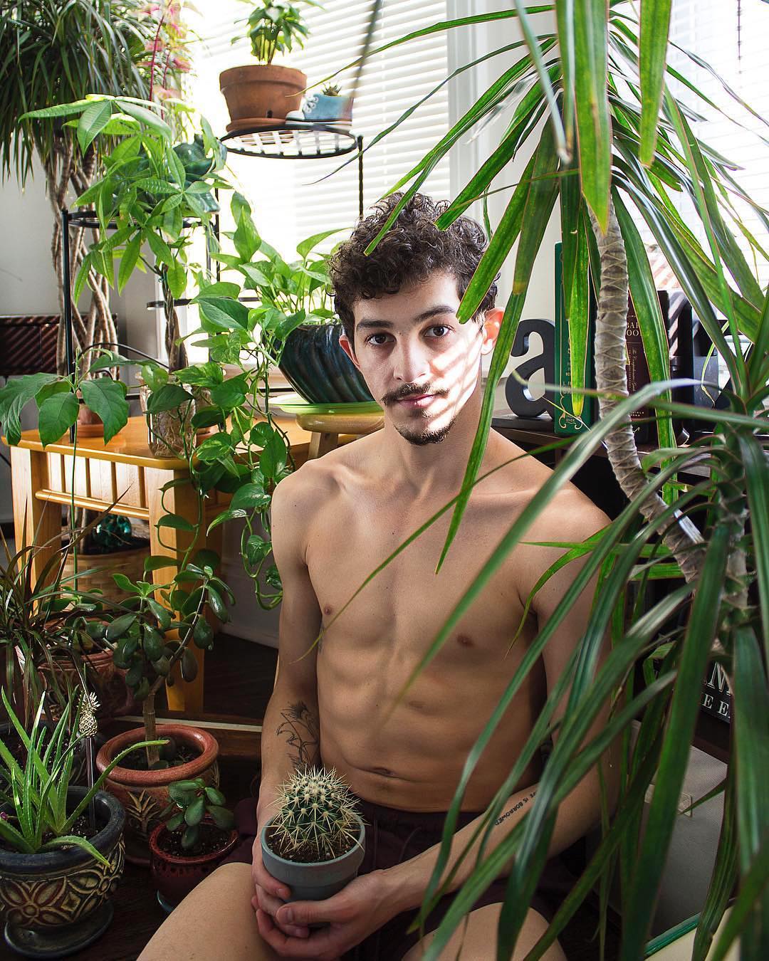 Популярный Instagram-аккаунт «Boys with Plants», где полуголые мужчины позируют с растениями 